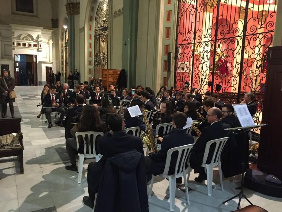 El Resurrexit volvió a llenar la iglesia de Santa María de devoción