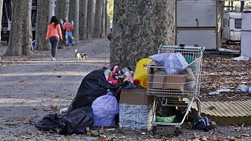 Moltes deixalles encara   per recollir a la zona d&#039;atraccions de la Devesa