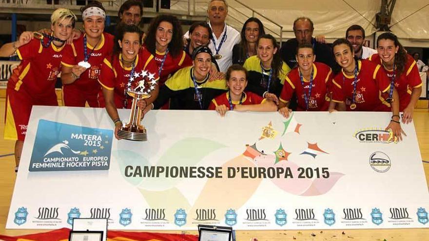 La selección española posa con el trofeo de campeón de Europa.