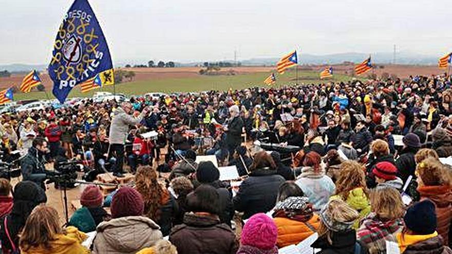 Un miler de persones van acudir al concert fet ahir davant de la presó de Lledoners.