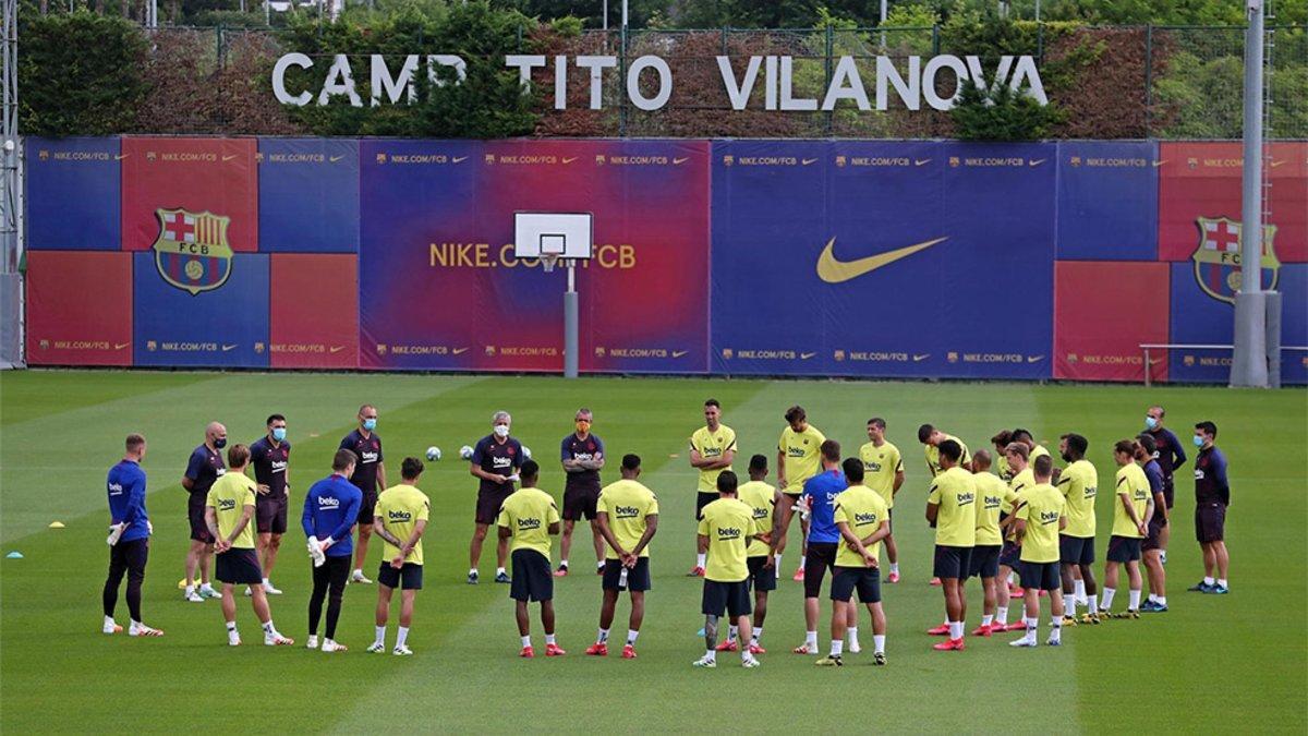 Setién dando órdenes a sus jugadores del FC Barcelona