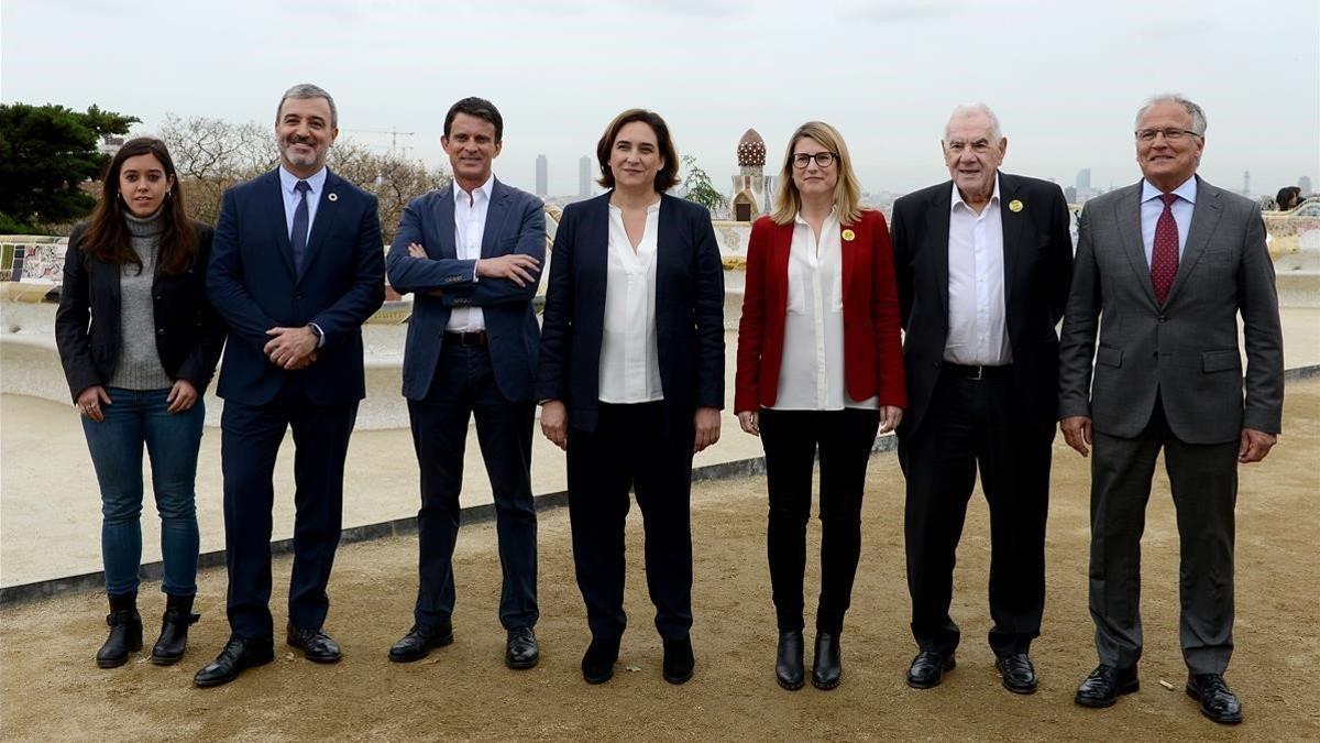 Los candidatos a la alcaldía del ayuntamiento de Barcelona, posan en el parque Güell de la ciudad.