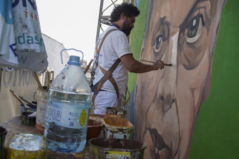 Carlos Adeva junto a su mural de Antonio Pedrero.