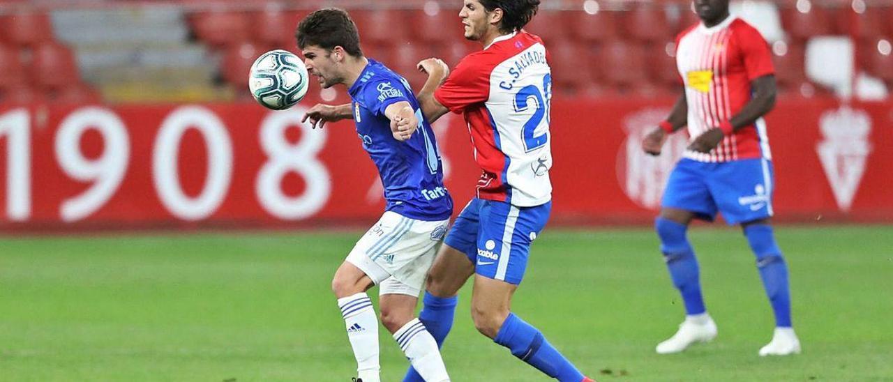 Jimmy protege el balón ante Cristian Salvador.