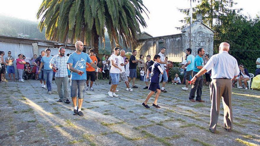 El penúltimo ensayo se celebró ayer por la tarde en una casa de la parroquia de O Hío.  // C.Giménez