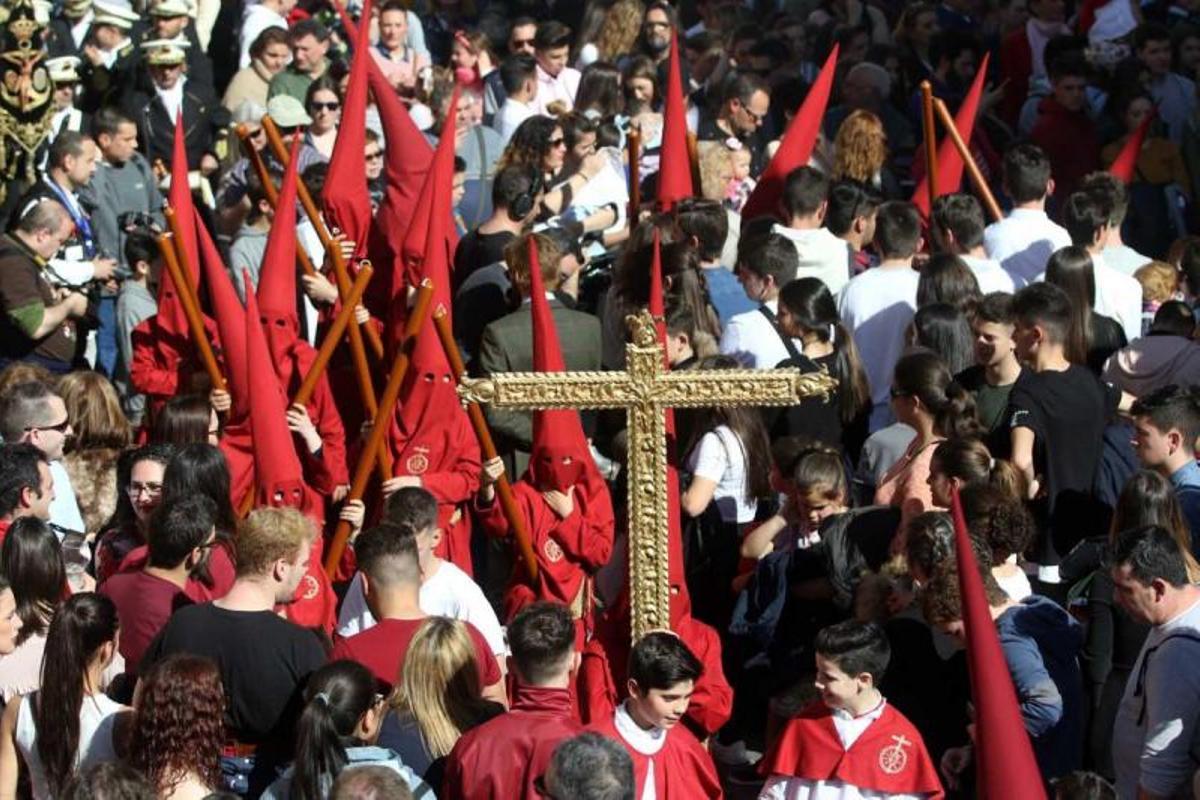 La noche culmina un Martes Santo primaveral e histórico