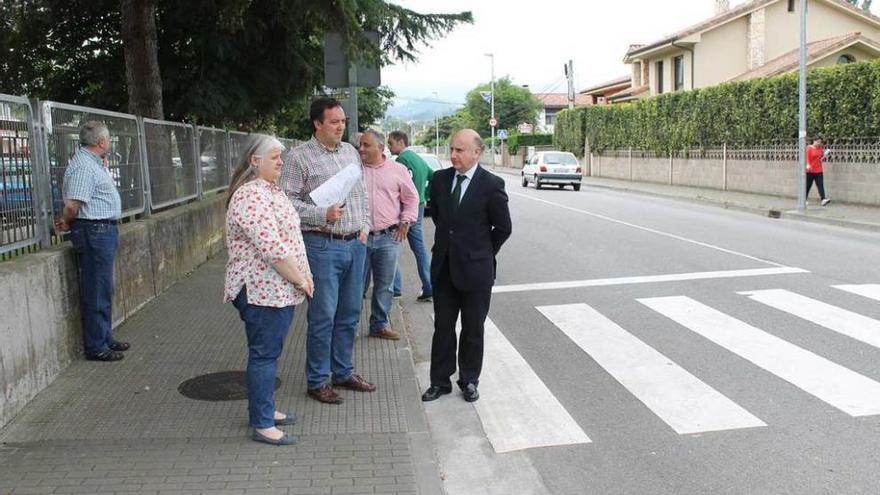 Vega y Fernández Pereiro, ayer, en la zona de la actuación.