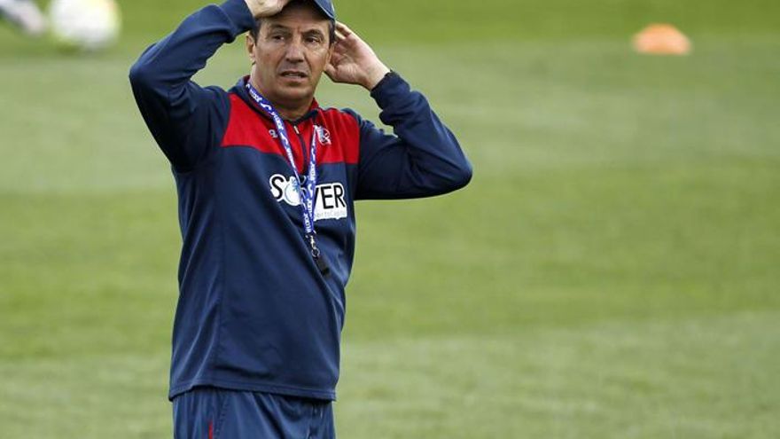 El nuevo técnico malaguista, durante un entrenamiento en su etapa como entrenador del Granada CF.