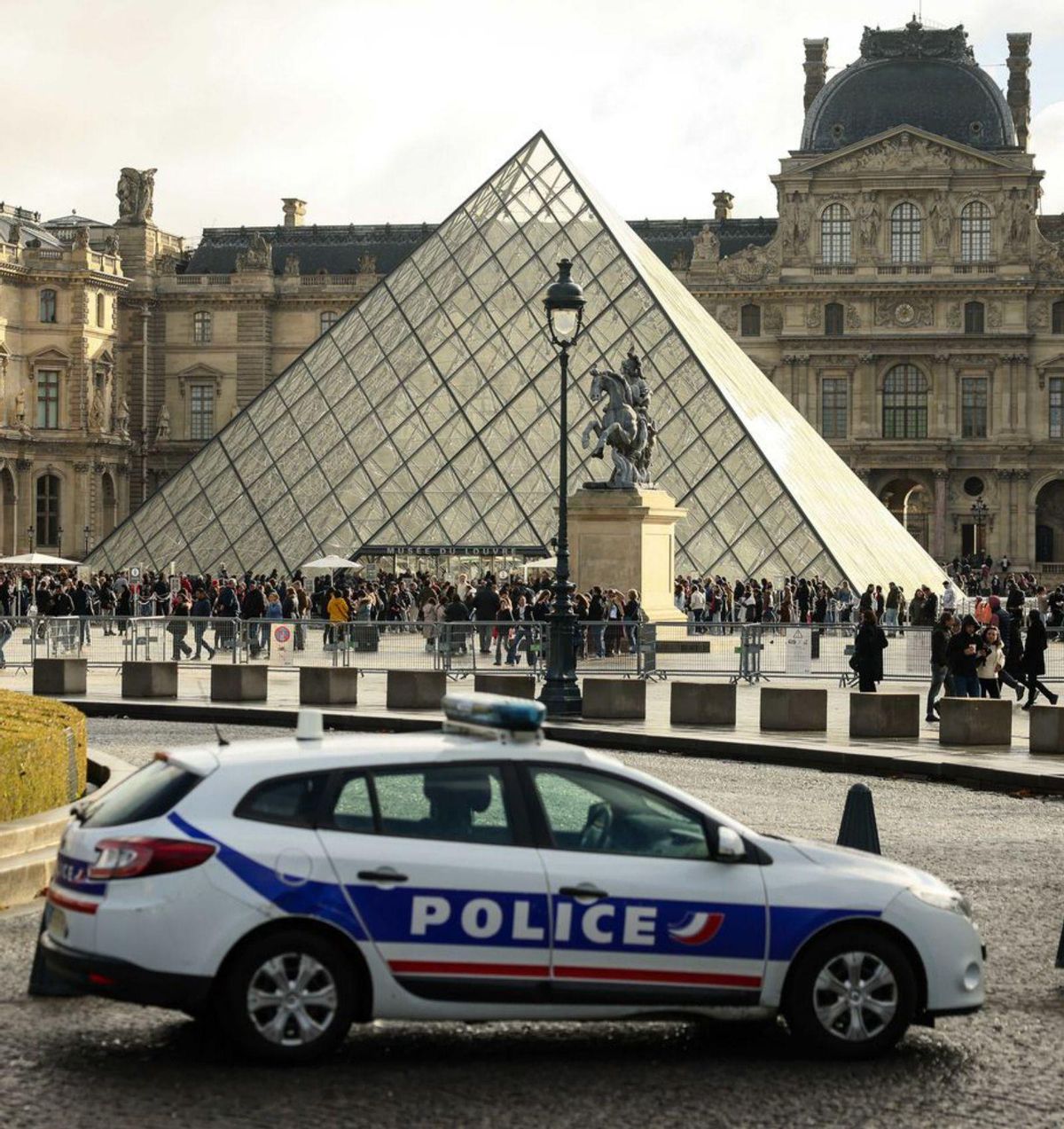 Detinguts dos sospitosos pel robatori de joies al Louvre Detinguts dos sospitosos pel robatori de joies al Louvre