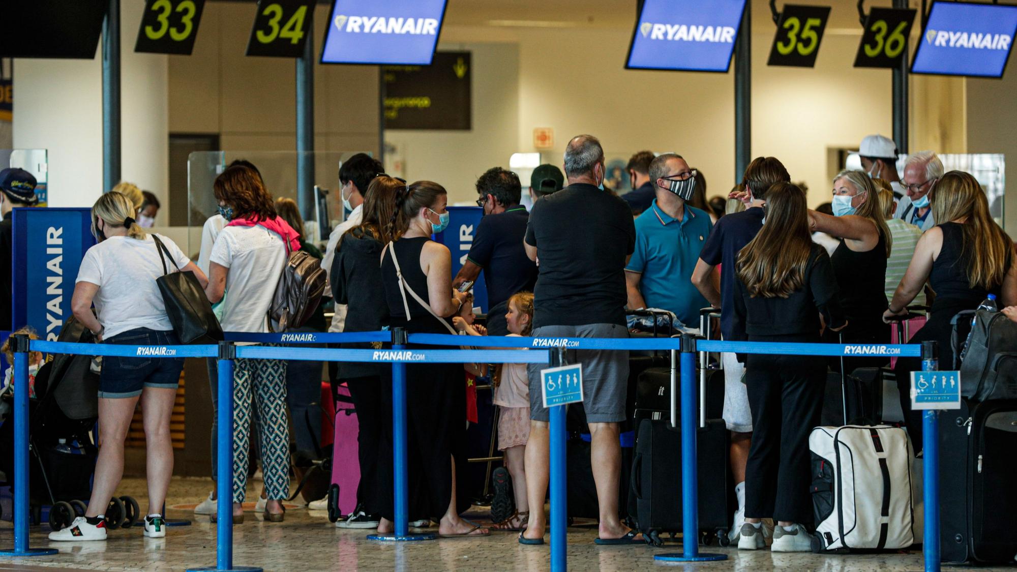 British tourists interrupt holidays in the Algarve, Portugal Faro (Portugal), 07/06/2021.- British people gather at Faro Airport as they interrupt their holidays in the Algarve to return home due to the British government's new quarantine rules about the COVID-19 pandemic, in Faro, Portugal, 07 June 2021. Portugal will be removed from Britain's green travel list from 08 June amid rising coronavirus disease (COVID-19) cases and concern over new virus variants. (Reino Unido) EFE/EPA/LUIS FORRA