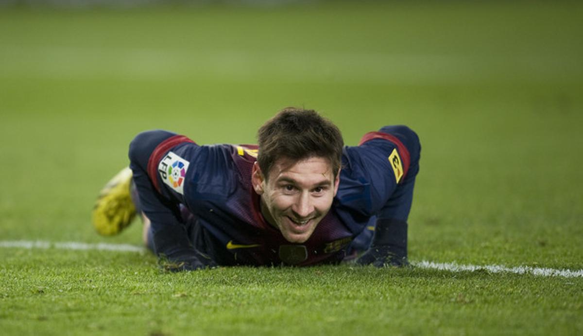 Partido entre el Barça y el Athletic, Messi sonrie en el suelo tras desaprovechar una ocasión de gol.