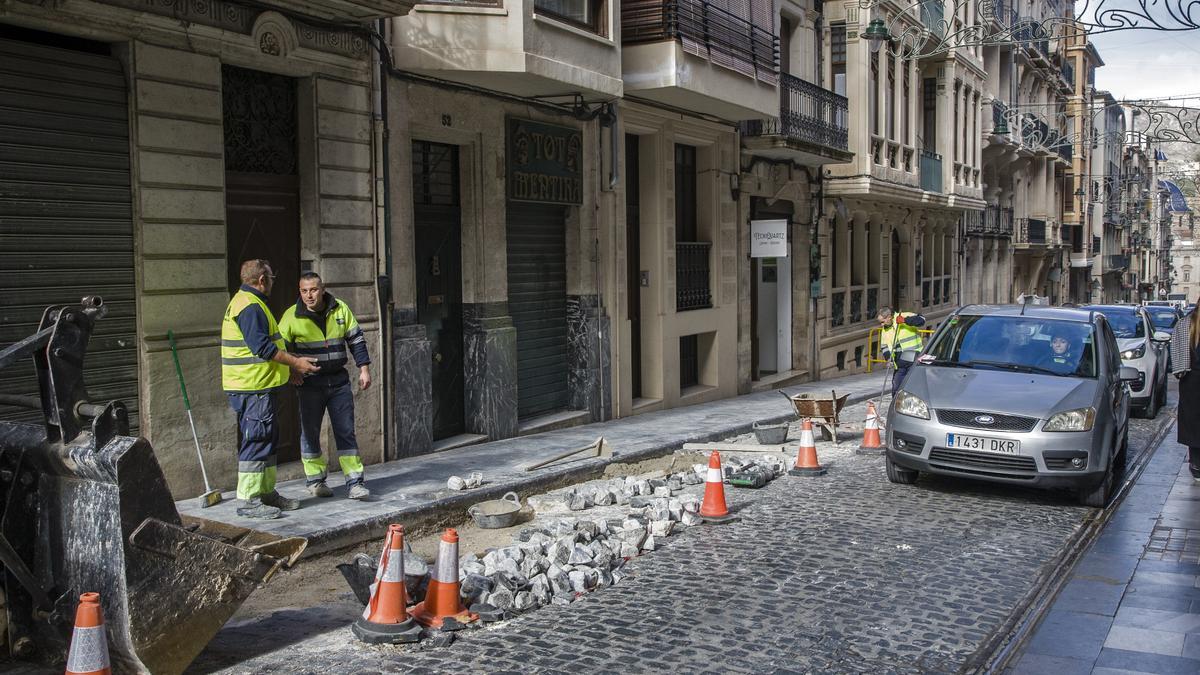 Reparación de los adoquines en la calle San Nicolás.