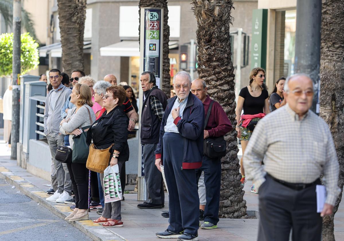 Un grupo de personas espera a la llegada de un autobús interurbano, este lunes durante la huelga.