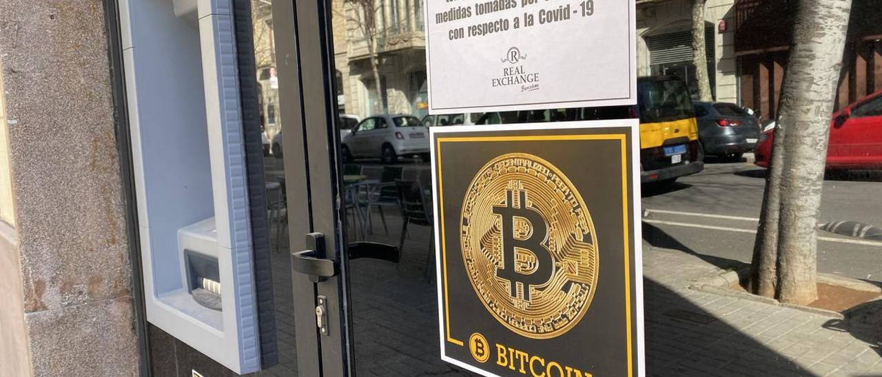 Un cajero automático de Barcelona en el que se puede operar con bitcoin.