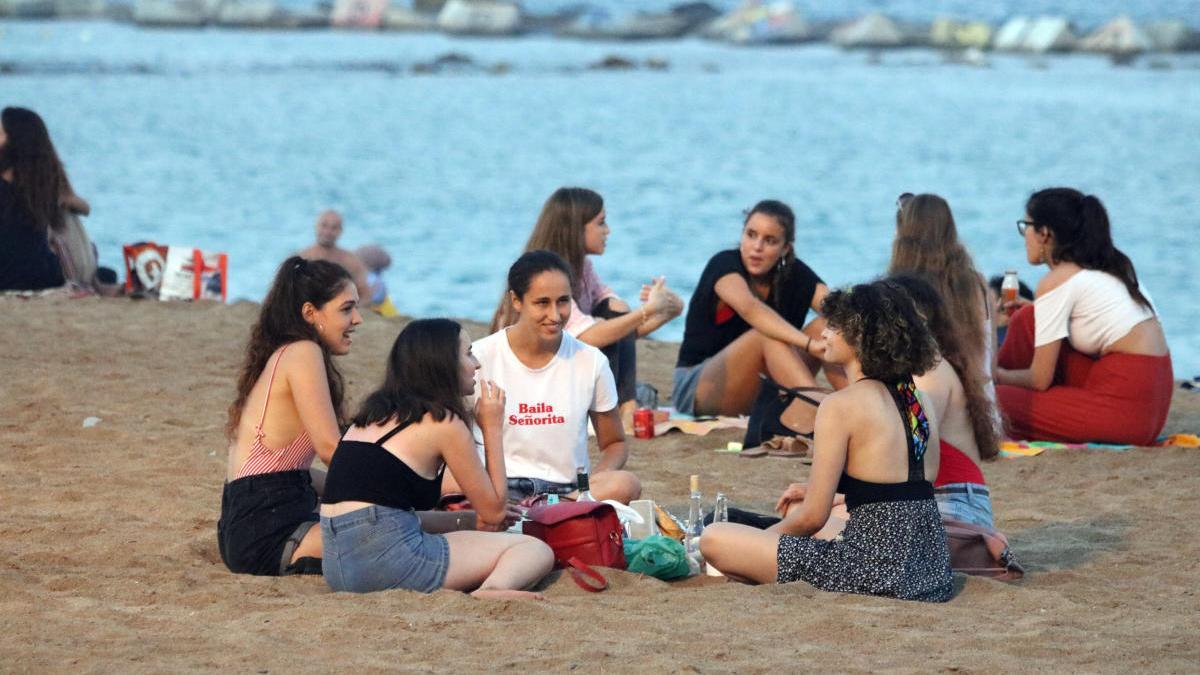 Un grup de joves a la platja de la Barcelona de Barcelona.