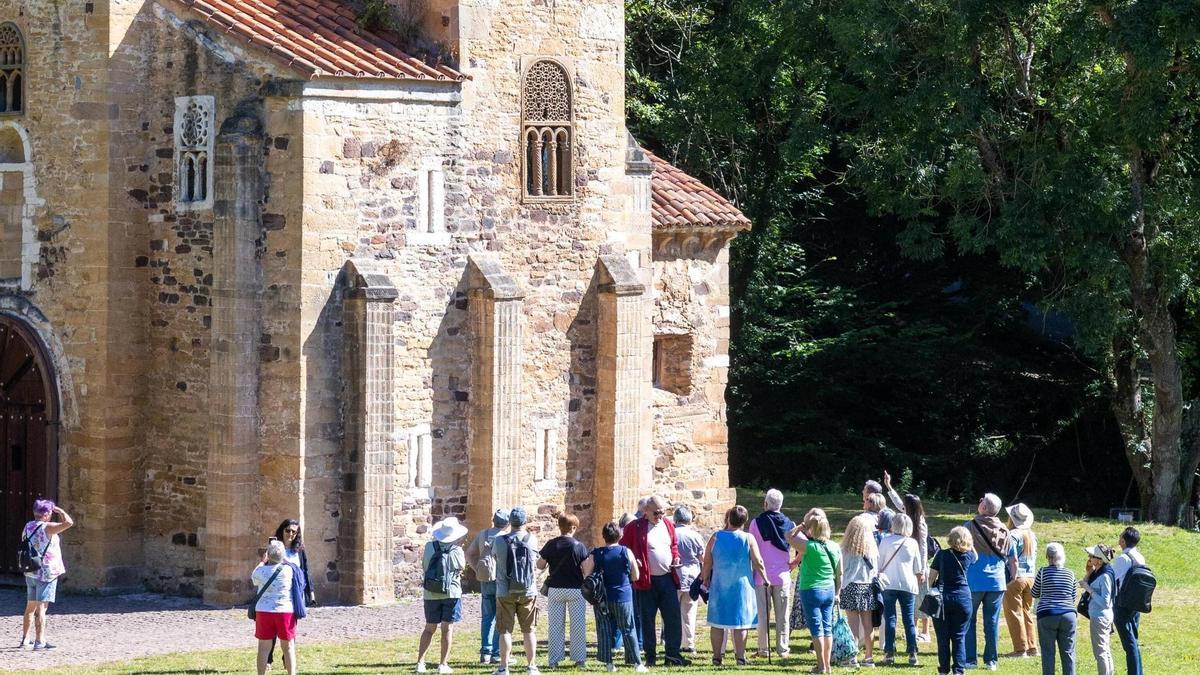 Turistas ante San Miguel de Lillo.