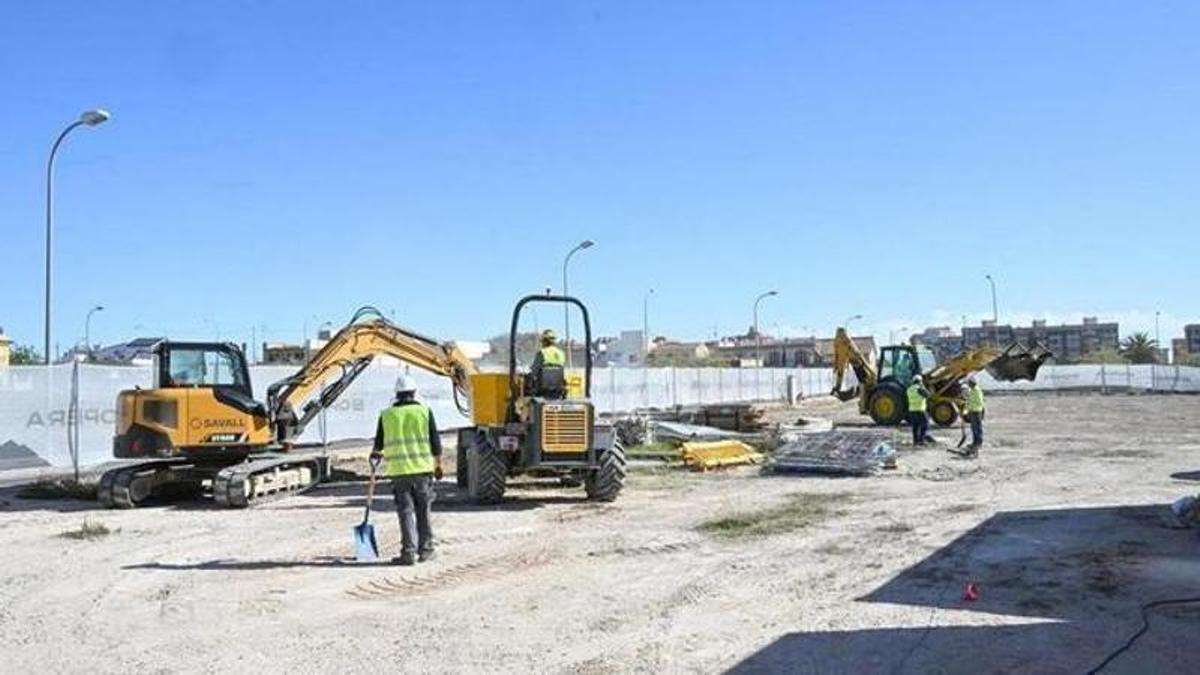 Mazón visita las obras de viviendas de alquiler asequible del Plan Vive en el barrio de Rabasa de Alicante