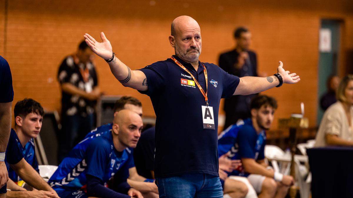 El entrenador del TM Benidorm, Fernando Latorre, durante un partido