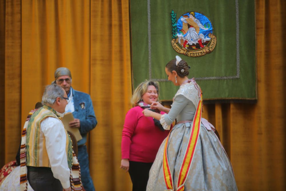 Intercambio de fotos con la fallera mayor e imposición de bunyols d'or