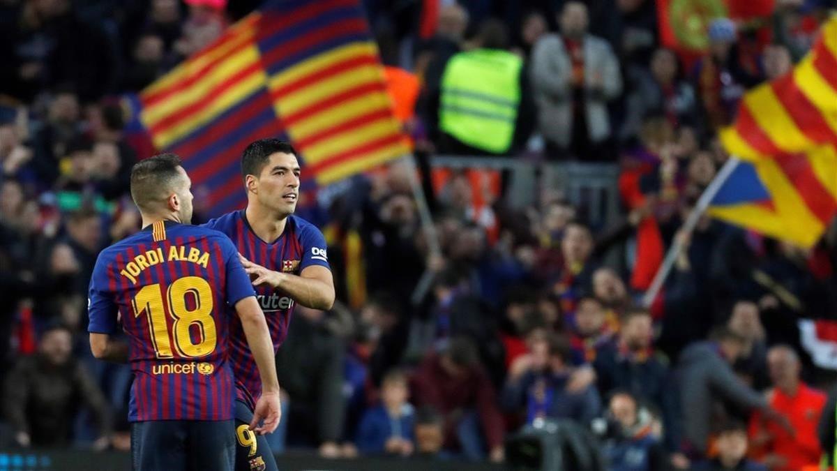 Jordi Alba es felicitado por Luis Suárez en el clásico Barça-Madrid del Camp Nou.