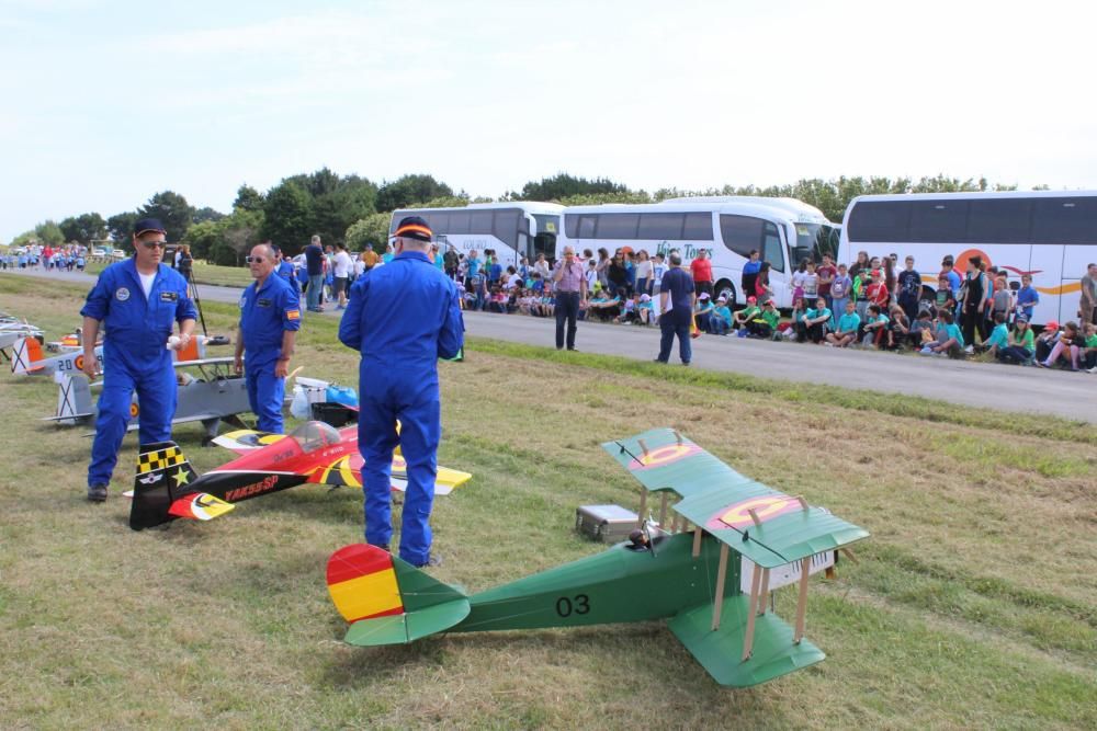 Exhibición de la patrulla de aeromodelismo del Ejército del Aire en Arnao