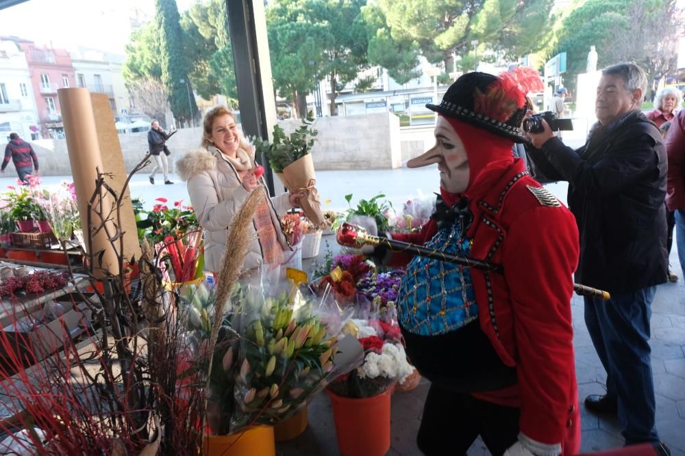 L''Home dels Nassos es passeja per Figueres