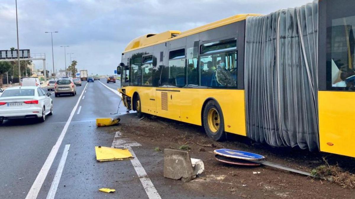 La guagua articulada de Guaguas Municipales accidentada en la mañana de ayer en la Avenida Marítima. | | LP/DLP