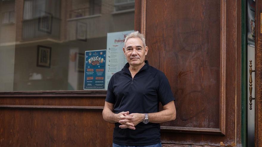 El bar San Petersburgo de Zaragoza afronta un incierto cambio de manos: "Me duele un montón viendo lo que hemos creado y la clientela que tenemos"