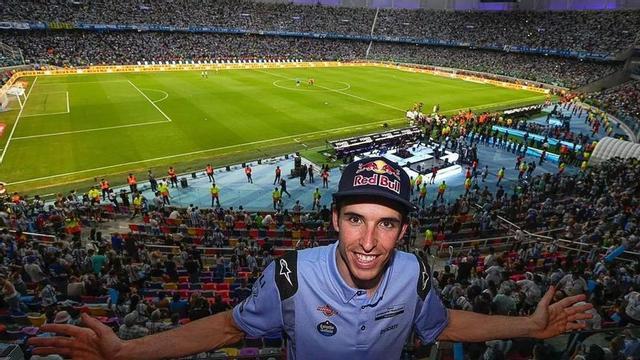 Àlex Márquez, en un estadi de futbol a Santiago de Xile. | GRESINI RACING TEAM
