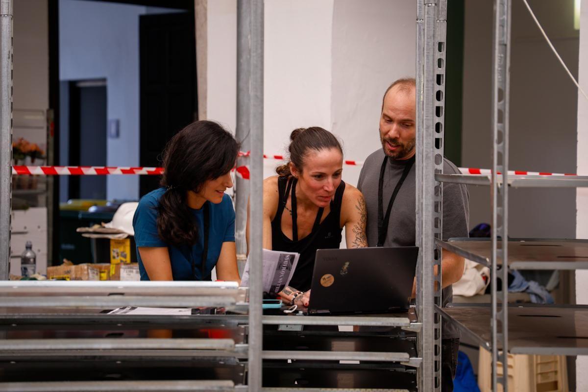 Ikefrana con parte de su equipo durante el primer día de montaje.