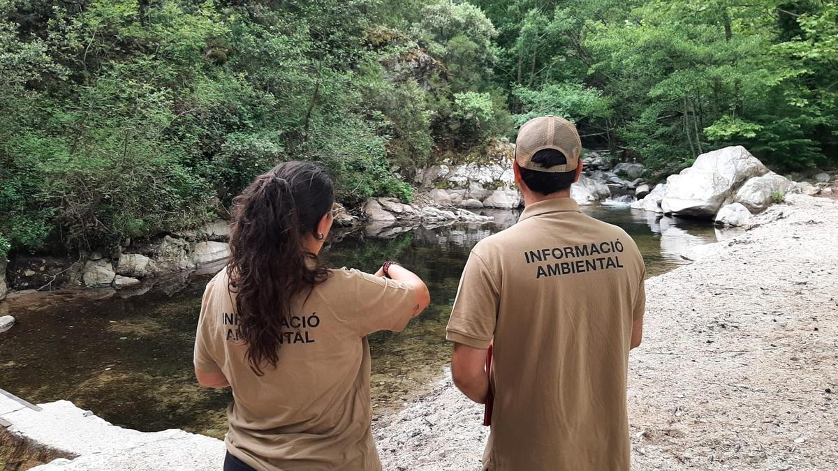 Dos informadors ambientals a Maçanet de Cabrenys