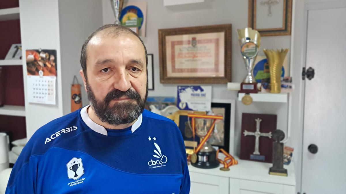 Nicolás García en la sede del club situada en La Corredoria.