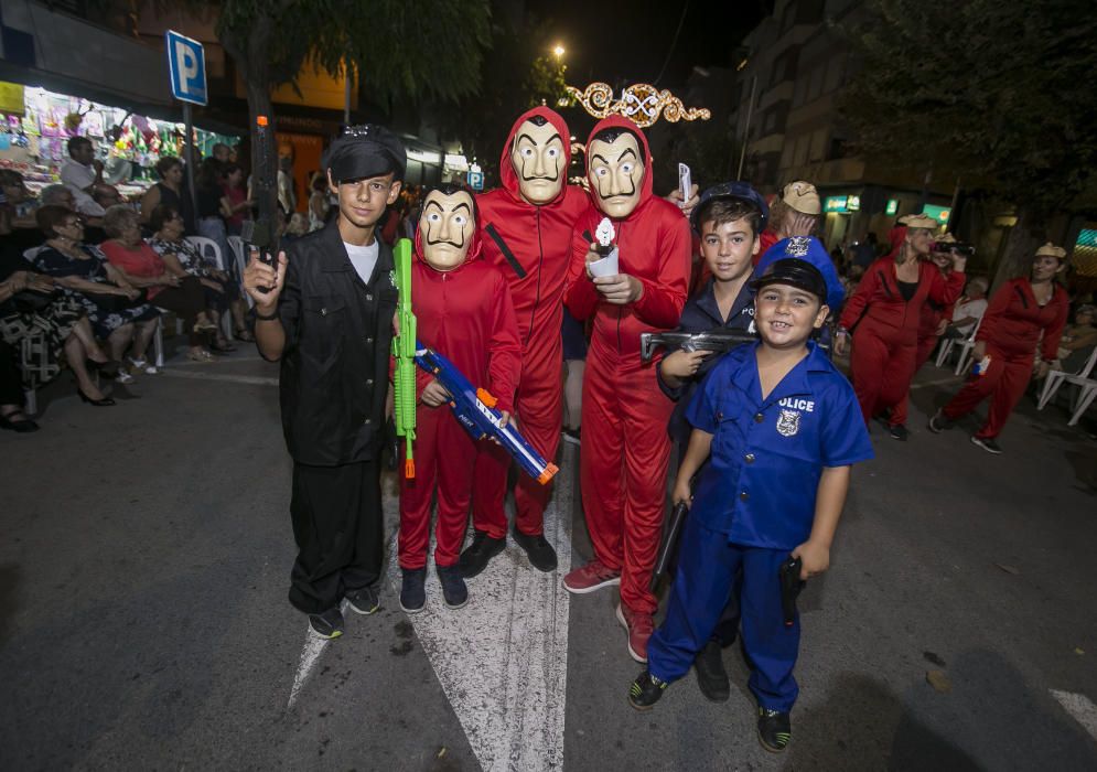 Desfile de disfraces en las fiestas de Sant Joan.