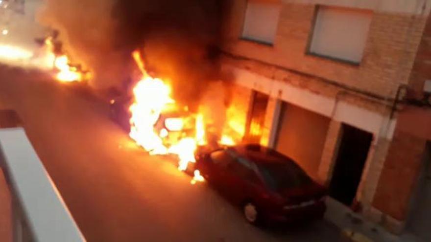 VÍDEO | Uns vàndals cremen tres cotxes i punxen les rodes de 35 vehicles a Vilanova del Camí