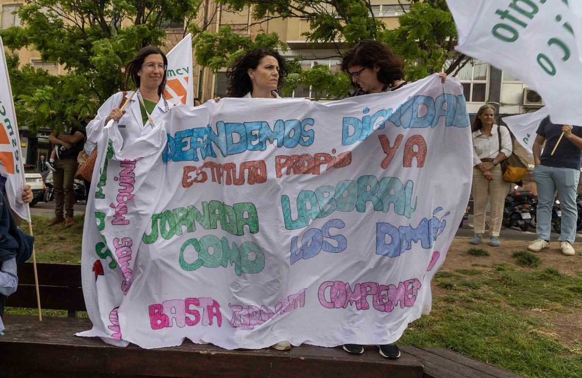 Médicos vuelven a protestar en Alicante contra la prohibición de ejercer en la sanidad privada
