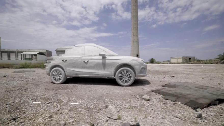 Alexandre Farto crea una escultura del Seat Arona con 15 toneladas de cemento