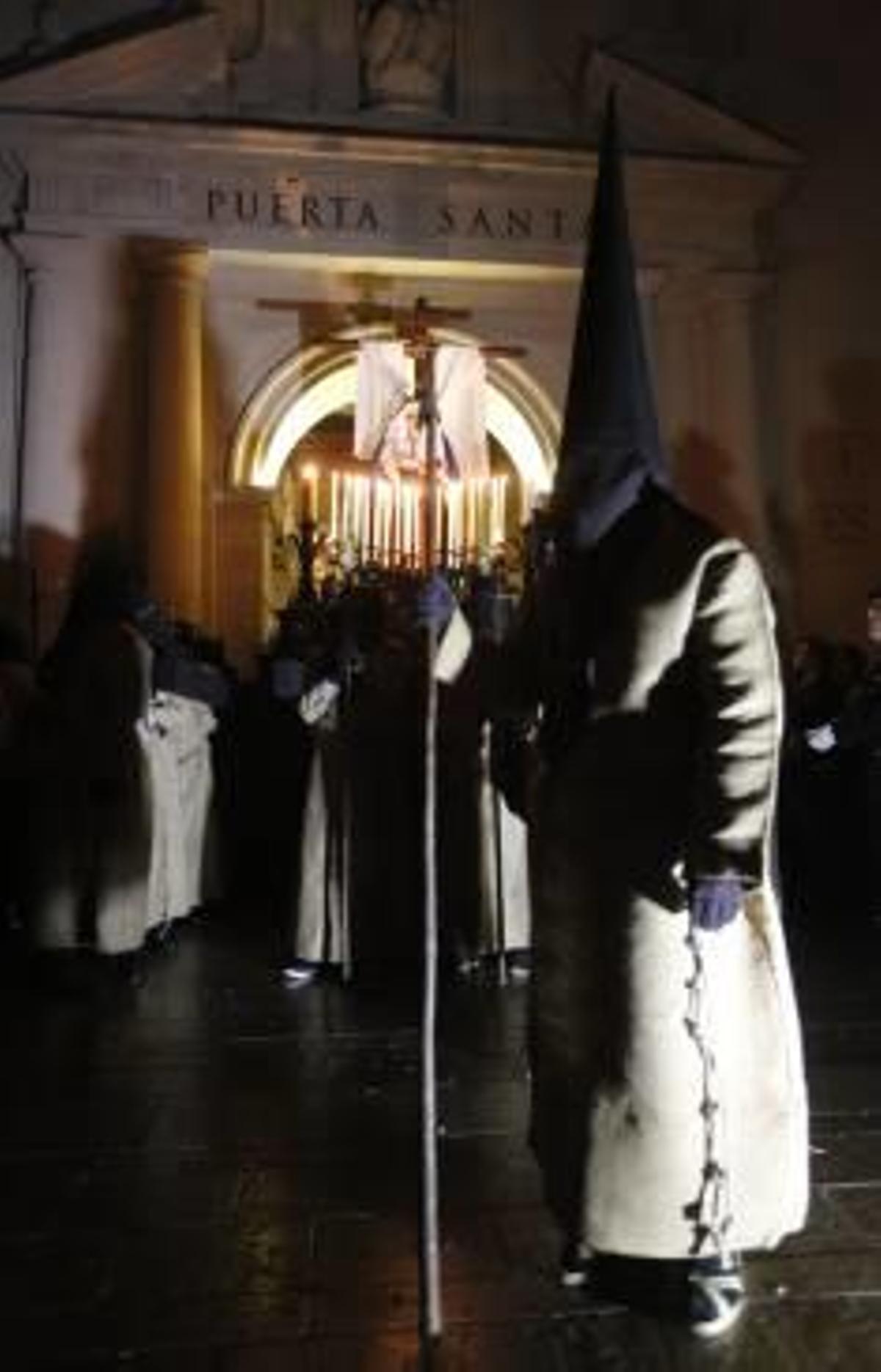 El Triduo Pascual se encamina hacia la Hora Nona
