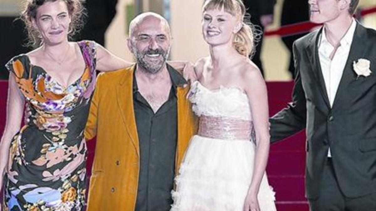 Desde la izquierda, Aomi Muyock, Gaspar Noe, Klara Kristin y Karl Glusman, en la alfombra roja de Cannes.