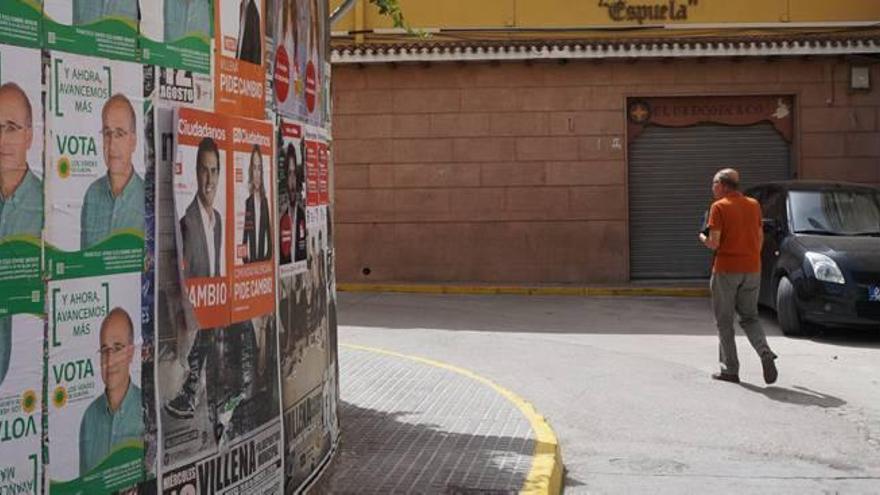 El PP denuncia que el resto de partidos coloca carteles en sitios sin autorización en Villena