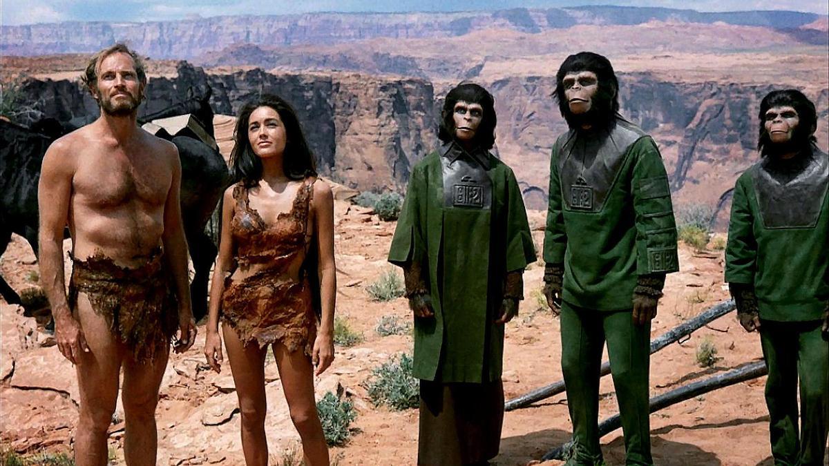 Fotograma de 'El planeta de los simios', de 1968, está ambientado en un futuro muy lejano en el que la humanidad ha quedado prácticamente destruida por una guerra y queda relegada a especie dominada por otra especie.