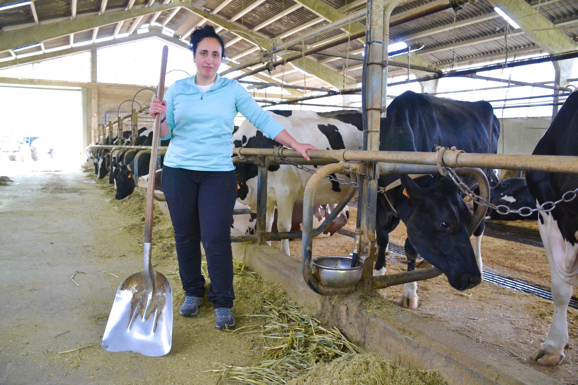 Lorena Fernández con sus animales en su ganadería, en Villartorey (Villayón)