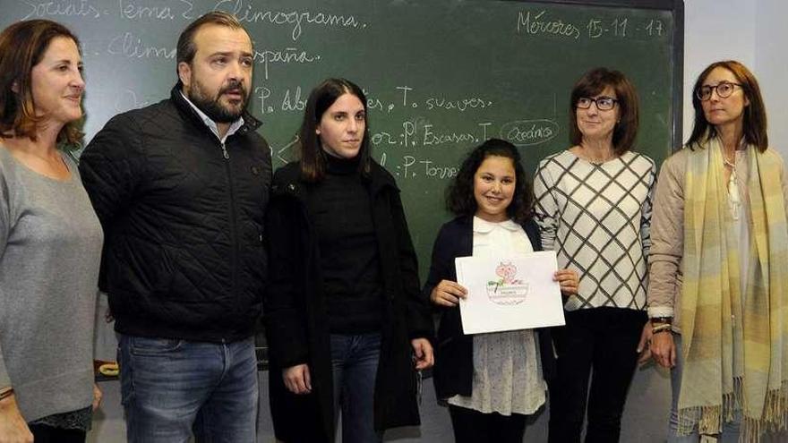 María Pichel muestra su dibujo a sus compañeros de clase, ayer, junto a Cuiña, Peña y profesoras del Xesús Golmar. // Bernabé/Javier Lalín