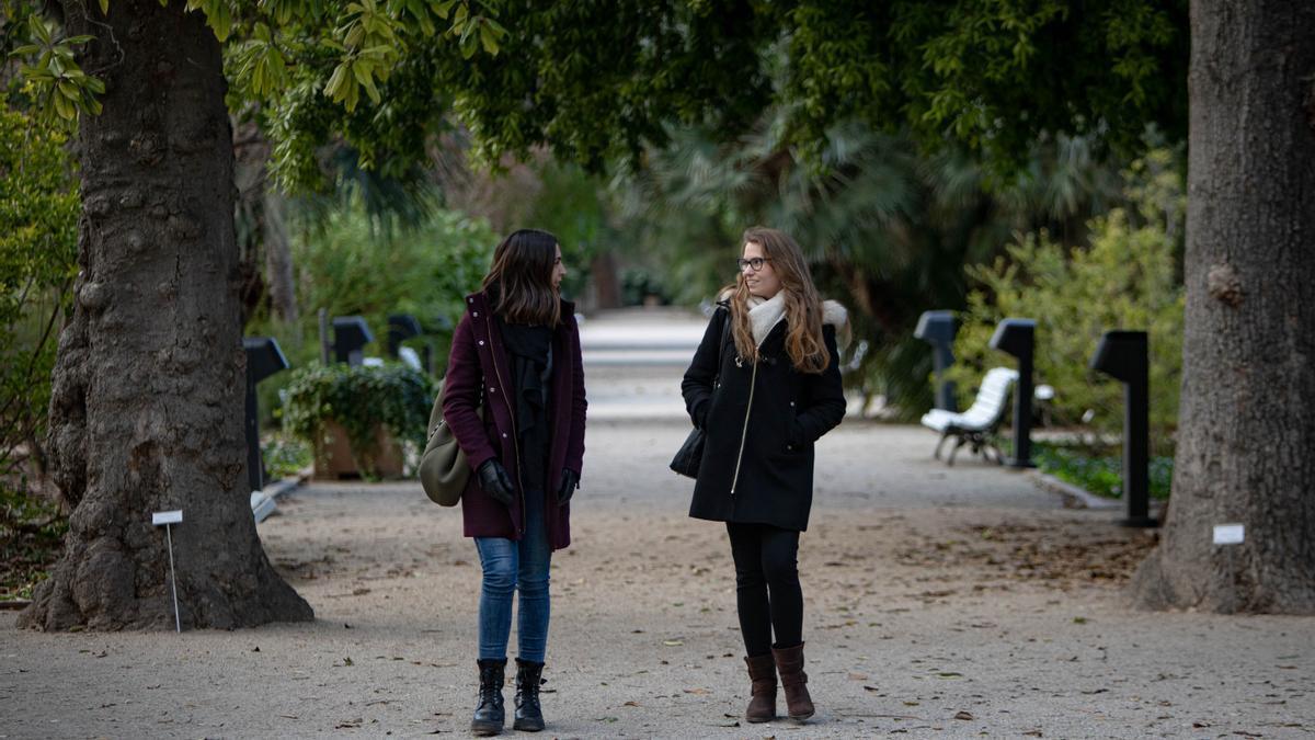 Loreto y María reflexionando sobre el papel de la mujer en la ciencia en el jardín botánico.