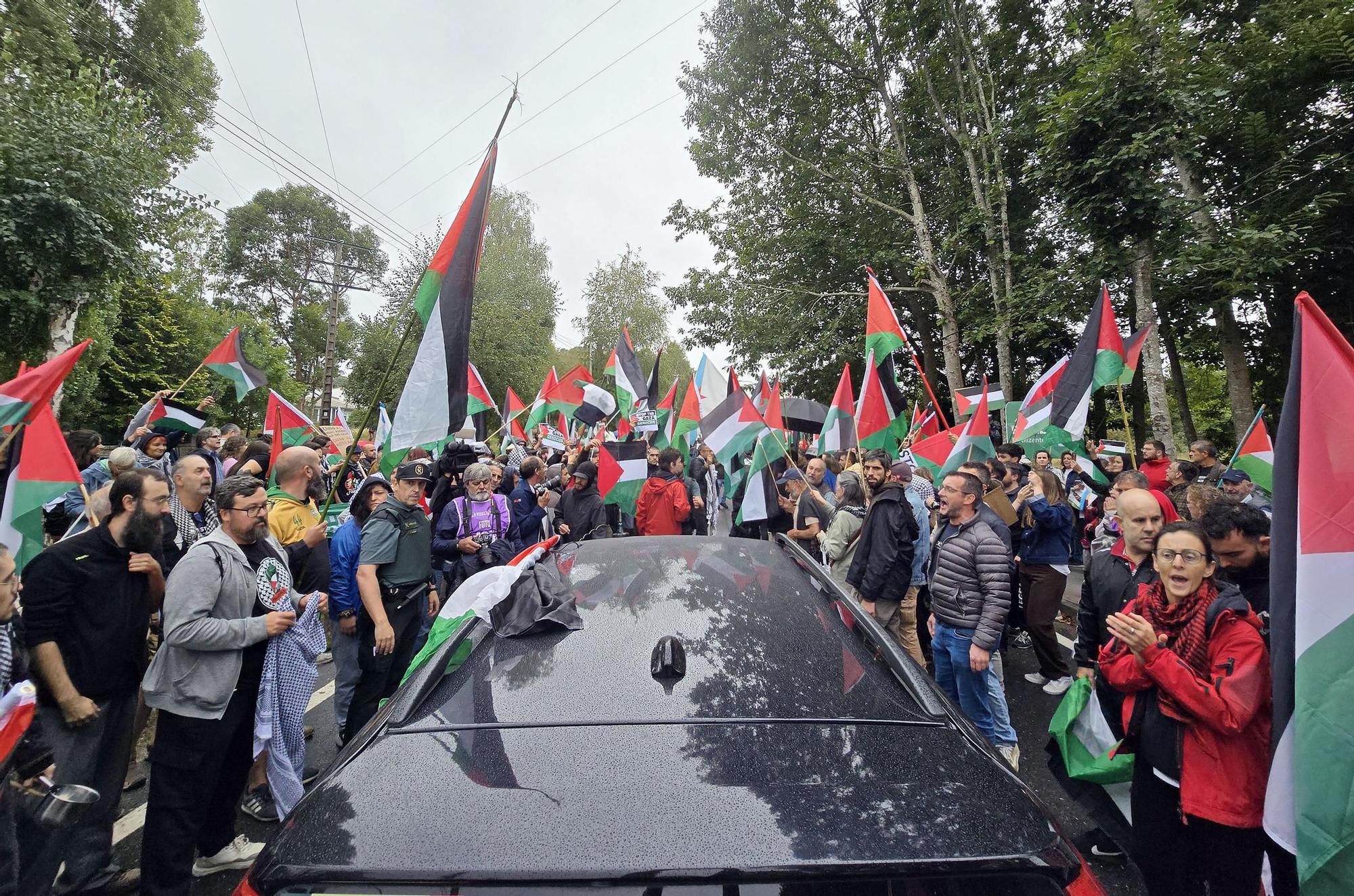 Concentraciones contra el equipo de Israel por el genocidio en Gaza durante el paso de La Vuelta por Pontevedra