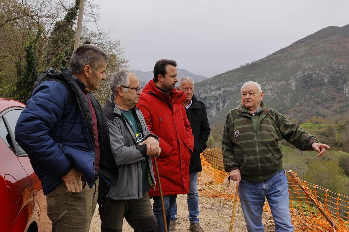 Queipo visitando el concejo en compañía del Alcalde.