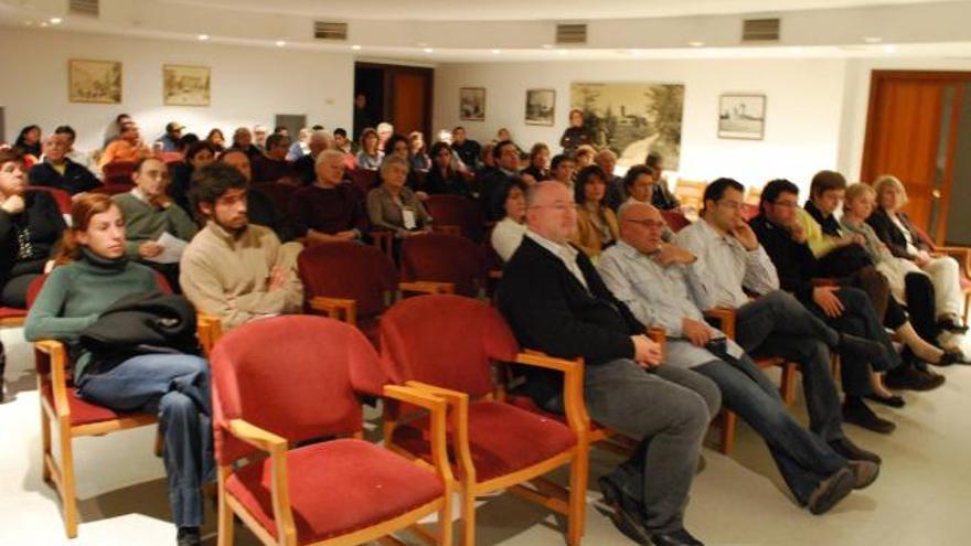 Unas cien personas se acercaron al encuentro de análisis social programado por la OCB.