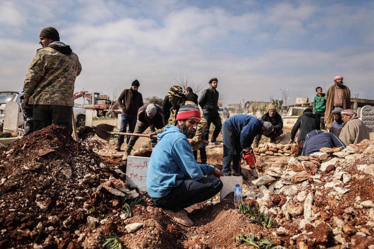 Los sirios de Idlib entierran a sus familiares que murieron como resultado del devastador terremoto a lo largo de la frontera turco-siria