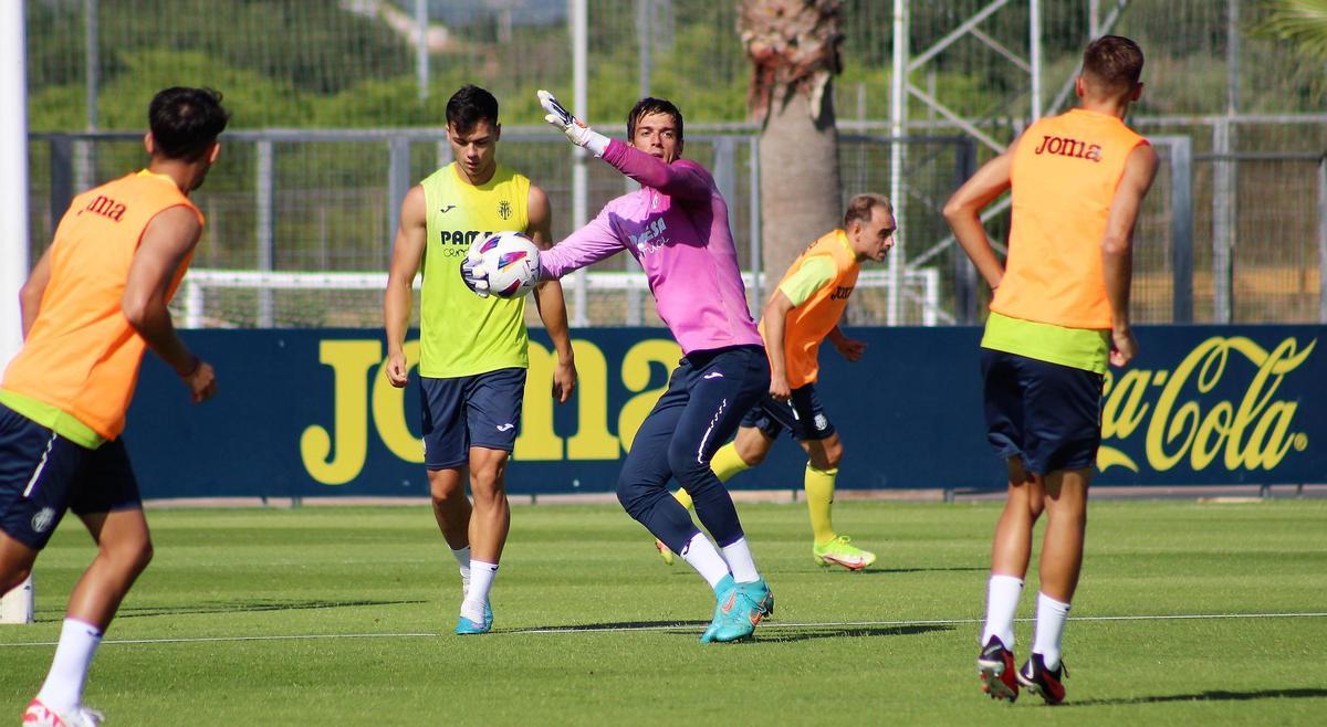 Iker Álvarez durante un entrenamiento del filial amarillo.