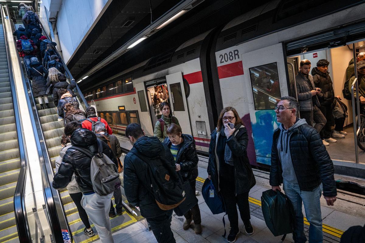 Barcelona 16/03/2026 Sociedad. Modificaciones en el servicio de Rodalies por las obras entre Garraf y Sitges, a partir del 16 de marzo.Eestación de RENFE del Prat, donde acaban los autobuses bus que vienen de Sant Vicenç AUTOR: MANU MITRU
