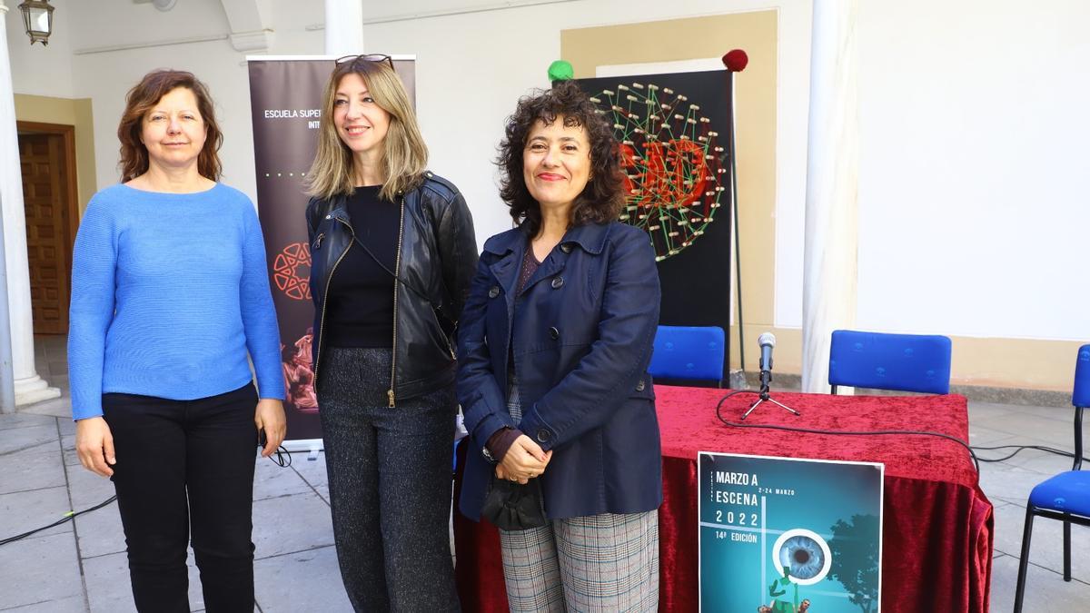 La Asesora de Enseñanza Artística del CEP, Nieves Dugo, junto a la directora de la ESAD, Raquel Jurado, y la actriz, cantante, profesora y directora de la compañía Cordelia, Lola Botello, presentan &#039;Marzo a escena&#039;